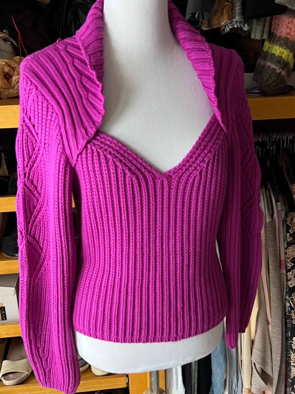 EXPRESS Women's Bright Fuchsia Ribbed V-Neck Sweater-EUC